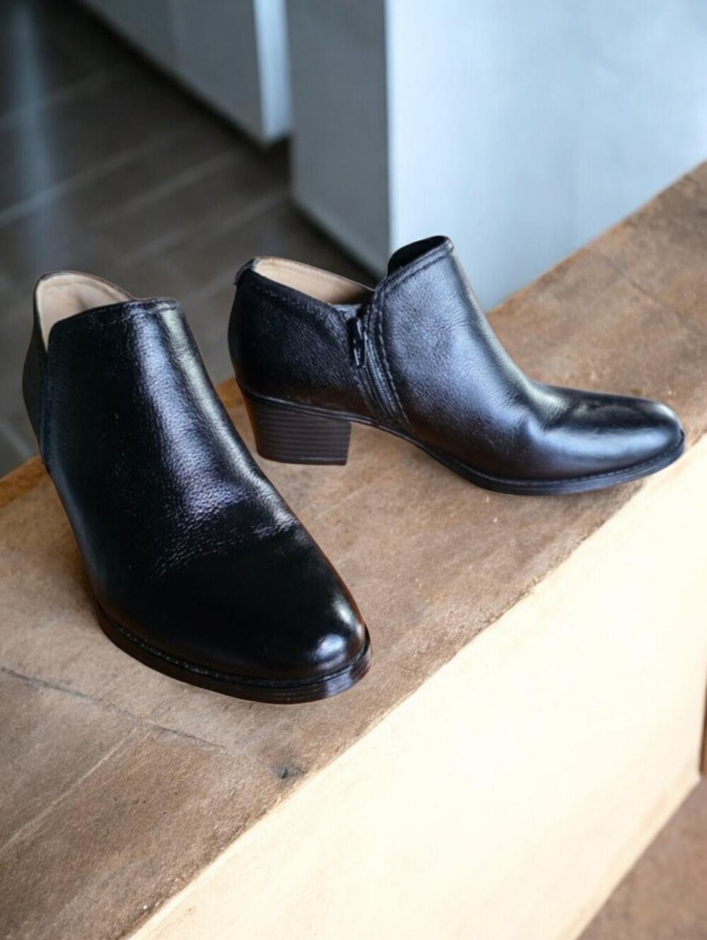 NATURALIZER ZARIE (9.5) Black Leather Bootie Side Zip Like New Condition